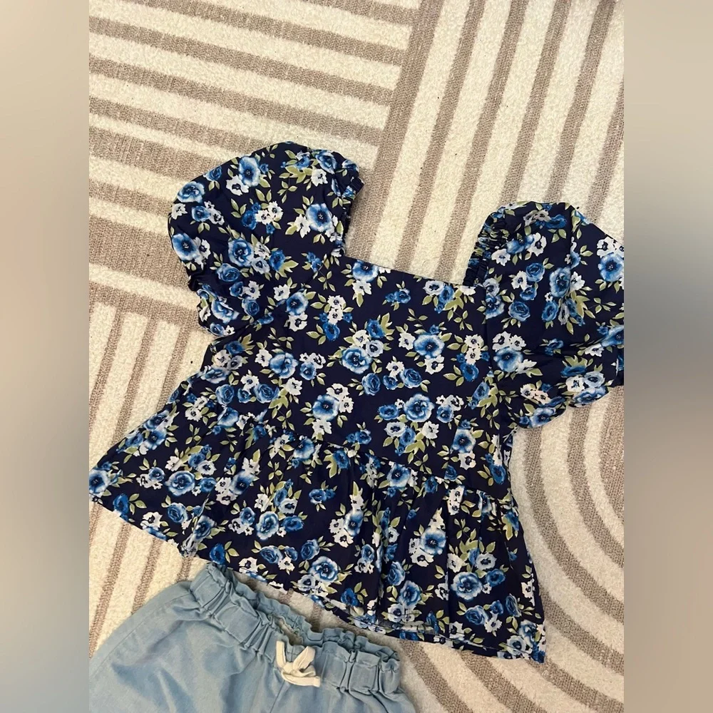 🦋 Girls 2 Piece Outfit Set - Floral Peplum Top & Light Blue Wide Leg Pants - Picture 3 of 7